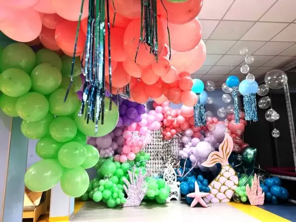 Strefa fotograficzna dla dzieci z balonami i srebrnymi cekinami w stylu syrenki w Katowicach