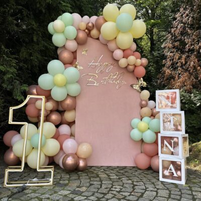 Dekoracja urodzinowa dla dziewczynki. Różowe tło Dekoracja Happy Birthday . Napis Happy Birthday, pudle , jedynka świecąca , motyle .
