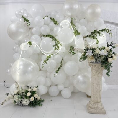 Pierwsza Komunia Święta. Tło białego balonu Kompozycja 2 kolorów, baza kwiatowa, neon.